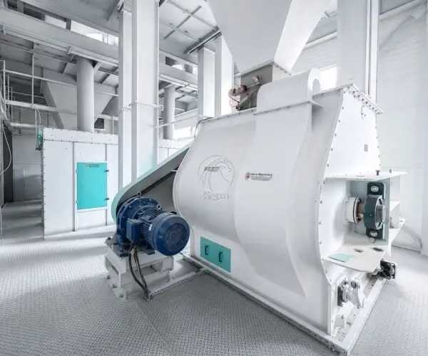 Horizontal feed mixer installed beneath a material hopper